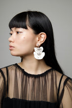 画像をギャラリービューアに読み込む, WHITE RIBBON EARRING/PIERCE
